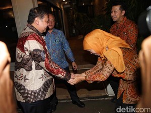 Jelang Rekomendasi di Pilgub Jatim, Khofifah-Emil Tiba di Kediaman Airlangga
