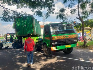 Kontainer Terjatuh gegara Tersangkut Dahan Bikin Macet Jalur Kediri-Blitar