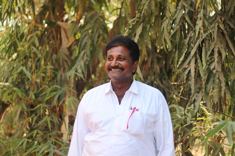 Karyawan Syngenta memeriksa jagung dengan alat pengukur kelembapan untuk memeriksa apakah tanaman siap dipanen, di ladang jagung di distrik Krishna di negara bagian selatan Andhra Pradesh, India, 1 April 2024. Karyawan Syngenta memeriksa jagung dengan alat pengukur kelembapan untuk memeriksa apakah tanaman siap dipanen, di ladang jagung di distrik Krishna di negara bagian selatan Andhra Pradesh, India, 1 April 2024. (REUTERS/Almaas Masood)