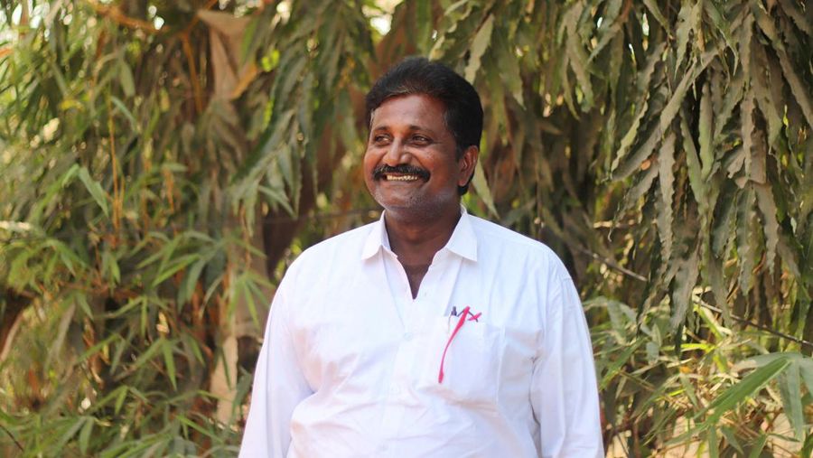 Karyawan Syngenta memeriksa jagung dengan alat pengukur kelembapan untuk memeriksa apakah tanaman siap dipanen, di ladang jagung di distrik Krishna di negara bagian selatan Andhra Pradesh, India, 1 April 2024. (REUTERS/Almaas Masood)