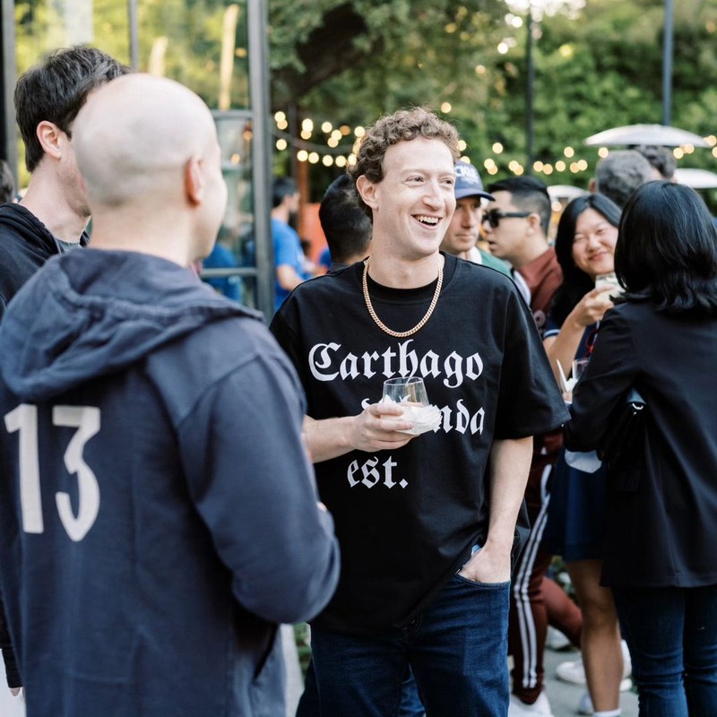 Mark Zuckerberg baru saja merayakan ulang tahunnya yang ke-40 pada 14 Mei. CEO dan pendiri Meta membagikan momen pesta ulang tahunnya di akun Instagram pribadinya. Pesta bertema nostalgia itu disiapkan oleh istrinya, Priscilla Chan. (Instagram @zuck)
