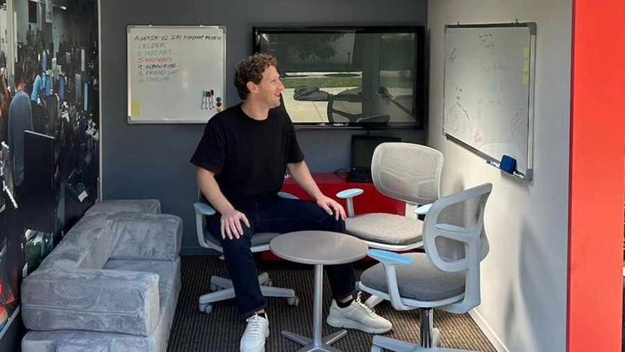 Mark Zuckerberg baru saja merayakan ulang tahunnya yang ke-40 pada 14 Mei. CEO dan pendiri Meta membagikan momen pesta ulang tahunnya di akun Instagram pribadinya. Pesta bertema nostalgia itu disiapkan oleh istrinya, Priscilla Chan. (Instagram @zuck)