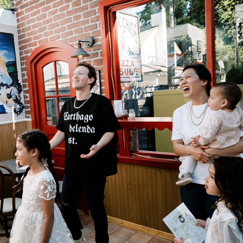 Mark Zuckerberg baru saja merayakan ulang tahunnya yang ke-40 pada 14 Mei. CEO dan pendiri Meta membagikan momen pesta ulang tahunnya di akun Instagram pribadinya. Pesta bertema nostalgia itu disiapkan oleh istrinya, Priscilla Chan. Mark Zuckerberg baru saja merayakan ulang tahunnya yang ke-40 pada 14 Mei. CEO dan pendiri Meta membagikan momen pesta ulang tahunnya di akun Instagram pribadinya. Pesta bertema nostalgia itu disiapkan oleh istrinya, Priscilla Chan. (Instagram @zuck)