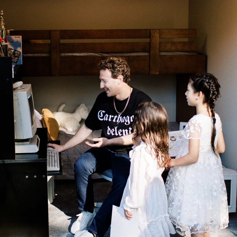 Mark Zuckerberg baru saja merayakan ulang tahunnya yang ke-40 pada 14 Mei. CEO dan pendiri Meta membagikan momen pesta ulang tahunnya di akun Instagram pribadinya. Pesta bertema nostalgia itu disiapkan oleh istrinya, Priscilla Chan. Mark Zuckerberg baru saja merayakan ulang tahunnya yang ke-40 pada 14 Mei. CEO dan pendiri Meta membagikan momen pesta ulang tahunnya di akun Instagram pribadinya. Pesta bertema nostalgia itu disiapkan oleh istrinya, Priscilla Chan. (Instagram @zuck)
