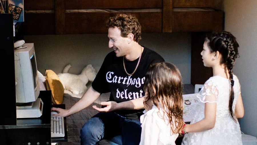 Mark Zuckerberg baru saja merayakan ulang tahunnya yang ke-40 pada 14 Mei. CEO dan pendiri Meta membagikan momen pesta ulang tahunnya di akun Instagram pribadinya. Pesta bertema nostalgia itu disiapkan oleh istrinya, Priscilla Chan. (Instagram @zuck)