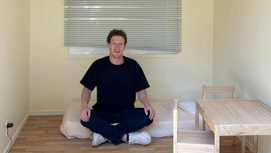 Mark Zuckerberg baru saja merayakan ulang tahunnya yang ke-40 pada 14 Mei. CEO dan pendiri Meta membagikan momen pesta ulang tahunnya di akun Instagram pribadinya. Pesta bertema nostalgia itu disiapkan oleh istrinya, Priscilla Chan. (Instagram @zuck)