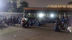 Demo Mahasiswa Trisakti Ricuh di DPR, Massa-Pamdal Saling Dorong!