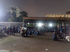 Demo Mahasiswa Trisakti Ricuh di DPR, Massa-Pamdal Saling Dorong!