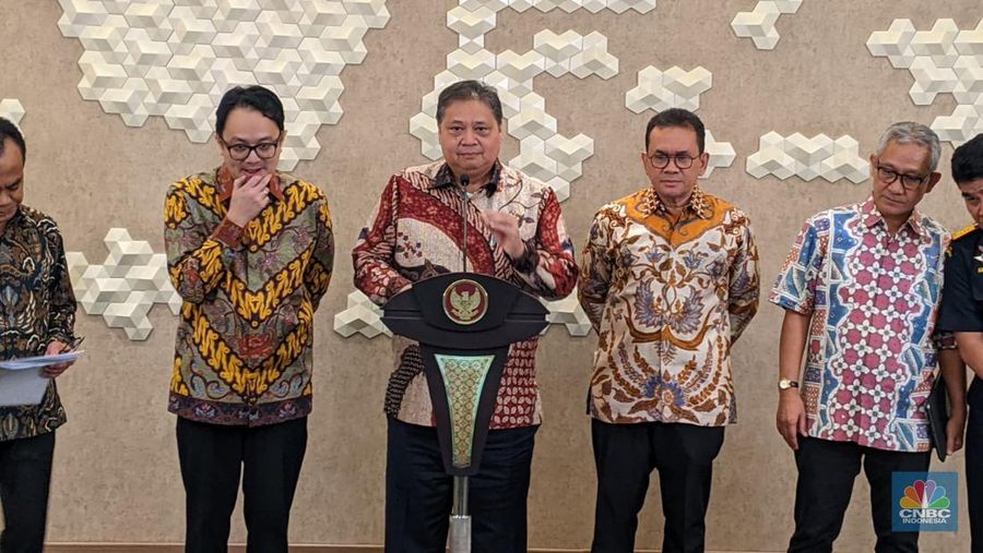Menko Perekonomian Airlangga Hartarto dalam Konferensi Pers terkait Pengaturan Kembali Kebijakan Lartas Barang Impor di kantor Kementerian Koordinator Perekonomian pada Jumat (17/5/2024). (CNBC Indonesia/Emir Yanwardhana)