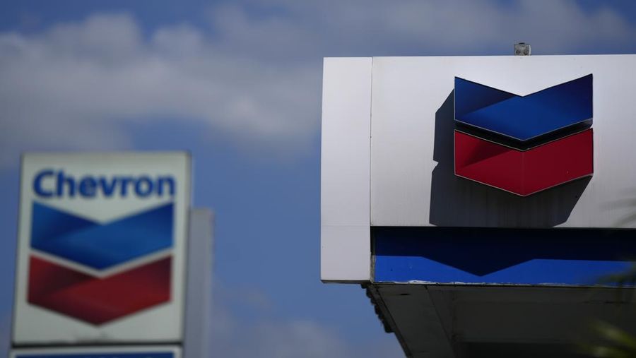 Papan tanda terlihat di pompa bensin Chevron, Senin, 23 Oktober 2023. (AP Photo/Rebecca Blackwell/File Foto)