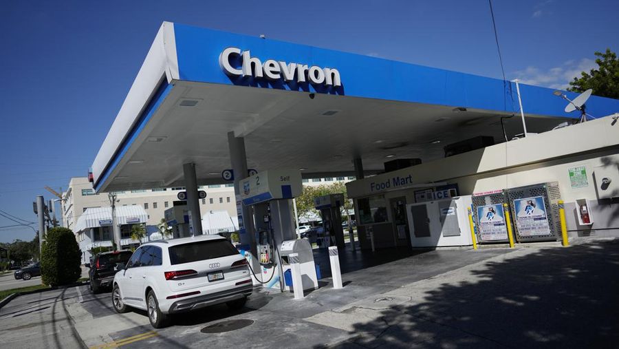 Pengemudi mengisi bahan bakar di pompa bensin Chevron, Senin, 23 Oktober 2023, di South Miami, Florida. (AP Photo/Rebecca Blackwell/File Foto)