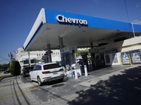 Pengemudi mengisi bahan bakar di pompa bensin Chevron, Senin, 23 Oktober 2023, di South Miami, Florida. (AP Photo/Rebecca Blackwell/File Foto)
