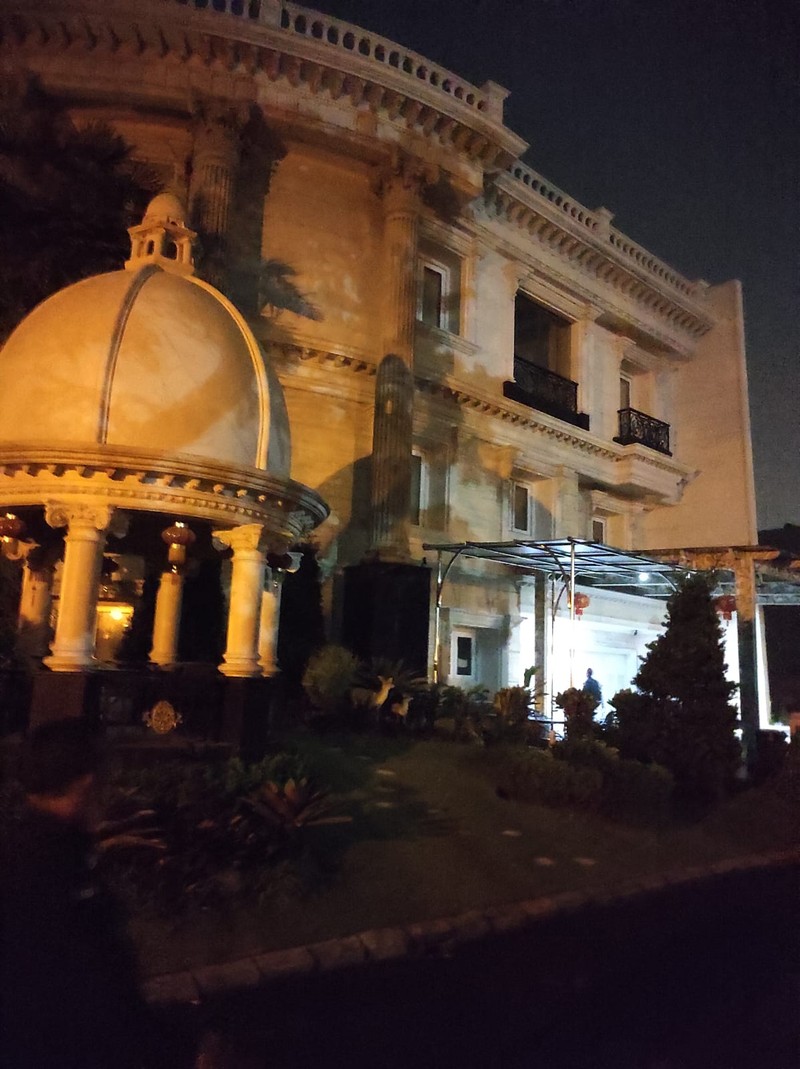 Rumah mewah milik tersangka TN alias AN yang turut terlibat dugaan tindak pidana korupsi dalam tata niaga komoditas timah di wilayah Izin Usaha Pertambangan (IUP) PT Timah Tbk tahun 2015 s/d 2022. (Dok Kejagung) Rumah mewah milik tersangka TN alias AN yang turut terlibat dugaan tindak pidana korupsi dalam tata niaga komoditas timah di wilayah Izin Usaha Pertambangan (IUP) PT Timah Tbk tahun 2015 s/d 2022. (Dok Kejagung)