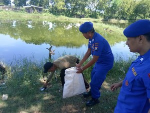 Satpolairud Polresta Sidoarjo Bersihkan Sampah Pesisir Jabon Bareng Warga