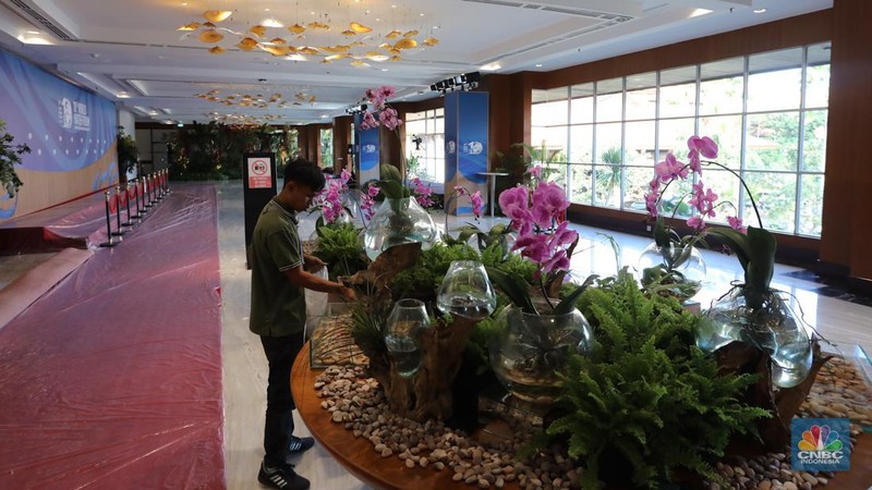 Sejumlah pekerja menyelesaikan pengerjaan dekorasi untuk kegiatan World Water Forum (WWF) ke-10 di Bali International Convention Center (BICC), ITDC, Nusa Dua, Badung, Bali, Jumat (17/5/2024). (CNBC Indonesia/Faisal Rahman)