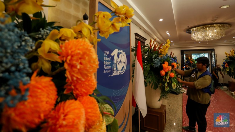 Sejumlah pekerja menyelesaikan pengerjaan dekorasi untuk kegiatan World Water Forum (WWF) ke-10 di Bali International Convention Center (BICC), ITDC, Nusa Dua, Badung, Bali, Jumat (17/5/2024). Sejumlah pekerja menyelesaikan pengerjaan dekorasi untuk kegiatan World Water Forum (WWF) ke-10 di Bali International Convention Center (BICC), ITDC, Nusa Dua, Badung, Bali, Jumat (17/5/2024). (CNBC Indonesia/Faisal Rahman)