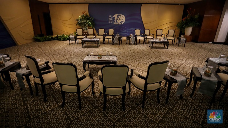 Sejumlah pekerja menyelesaikan pengerjaan dekorasi untuk kegiatan World Water Forum (WWF) ke-10 di Bali International Convention Center (BICC), ITDC, Nusa Dua, Badung, Bali, Jumat (17/5/2024). (CNBC Indonesia/Faisal Rahman)