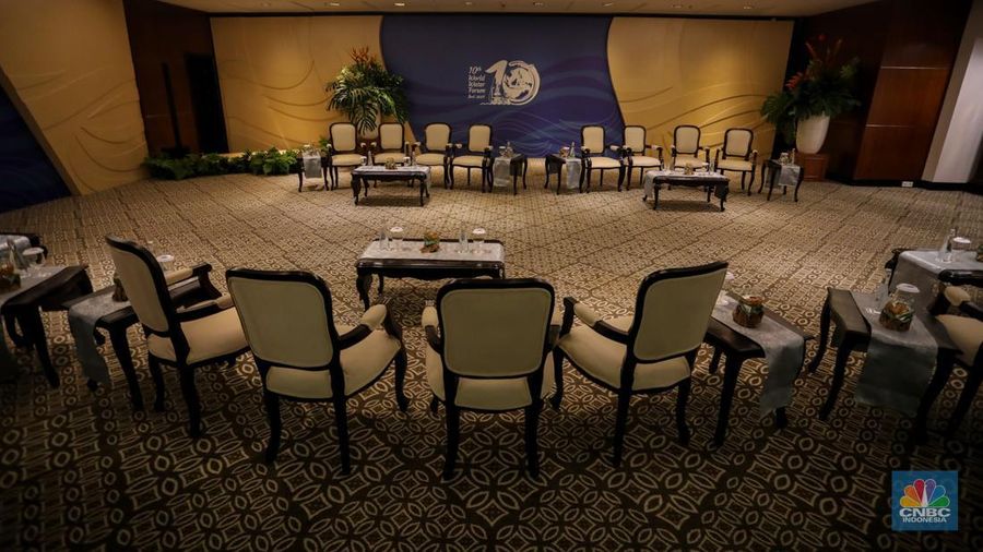 Sejumlah pekerja menyelesaikan pengerjaan dekorasi untuk kegiatan World Water Forum (WWF) ke-10 di Bali International Convention Center (BICC), ITDC, Nusa Dua, Badung, Bali, Jumat (17/5/2024). (CNBC Indonesia/Faisal Rahman)