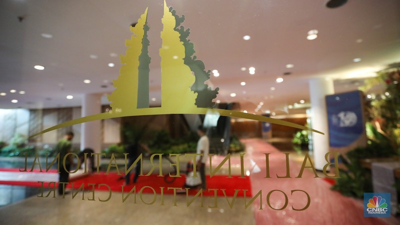 Sejumlah pekerja menyelesaikan pengerjaan dekorasi untuk kegiatan World Water Forum (WWF) ke-10 di Bali International Convention Center (BICC), ITDC, Nusa Dua, Badung, Bali, Jumat (17/5/2024). Sejumlah pekerja menyelesaikan pengerjaan dekorasi untuk kegiatan World Water Forum (WWF) ke-10 di Bali International Convention Center (BICC), ITDC, Nusa Dua, Badung, Bali, Jumat (17/5/2024). (CNBC Indonesia/Faisal Rahman)