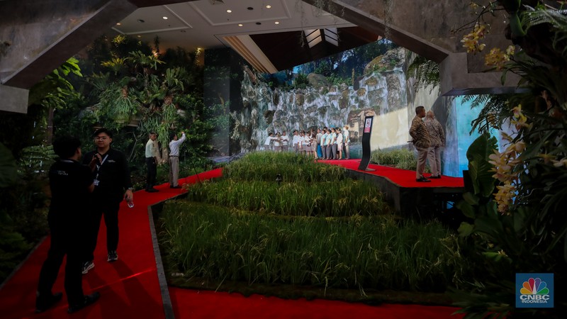 Sejumlah pekerja menyelesaikan pengerjaan dekorasi untuk kegiatan World Water Forum (WWF) ke-10 di Bali International Convention Center (BICC), ITDC, Nusa Dua, Badung, Bali, Jumat (17/5/2024). (CNBC Indonesia/Faisal Rahman)
