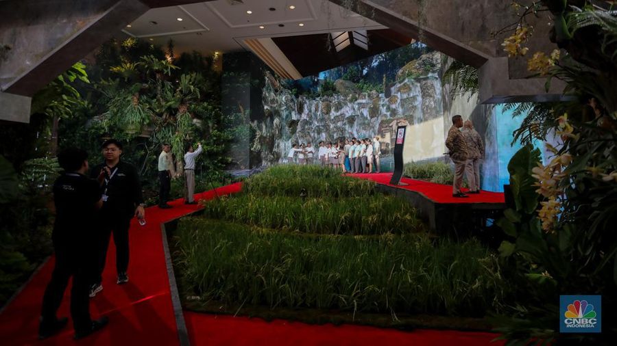 Sejumlah pekerja menyelesaikan pengerjaan dekorasi untuk kegiatan World Water Forum (WWF) ke-10 di Bali International Convention Center (BICC), ITDC, Nusa Dua, Badung, Bali, Jumat (17/5/2024). (CNBC Indonesia/Faisal Rahman)