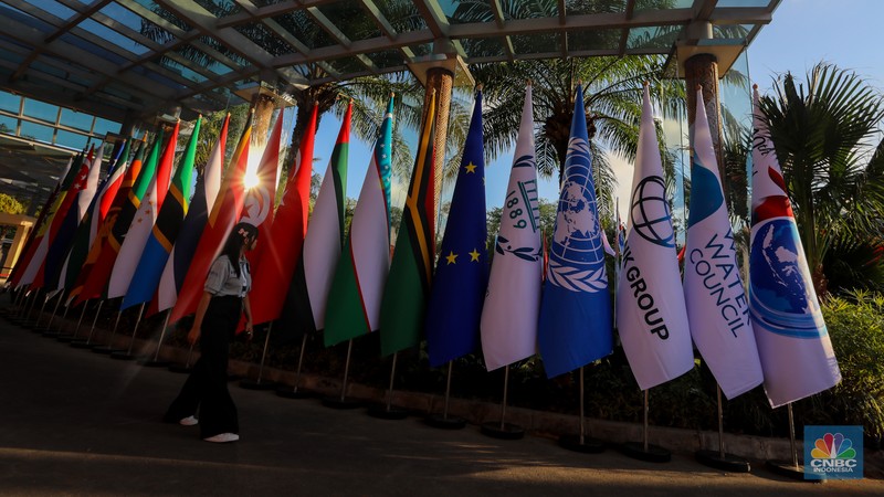 Sejumlah pekerja menyelesaikan pengerjaan dekorasi untuk kegiatan World Water Forum (WWF) ke-10 di Bali International Convention Center (BICC), ITDC, Nusa Dua, Badung, Bali, Jumat (17/5/2024). Sejumlah pekerja menyelesaikan pengerjaan dekorasi untuk kegiatan World Water Forum (WWF) ke-10 di Bali International Convention Center (BICC), ITDC, Nusa Dua, Badung, Bali, Jumat (17/5/2024). (CNBC Indonesia/Faisal Rahman)