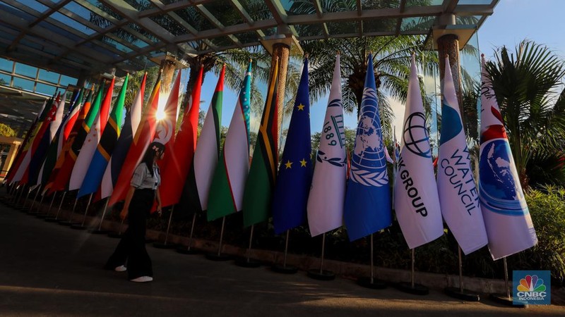 Sejumlah pekerja menyelesaikan pengerjaan dekorasi untuk kegiatan World Water Forum (WWF) ke-10 di Bali International Convention Center (BICC), ITDC, Nusa Dua, Badung, Bali, Jumat (17/5/2024). (CNBC Indonesia/Faisal Rahman)