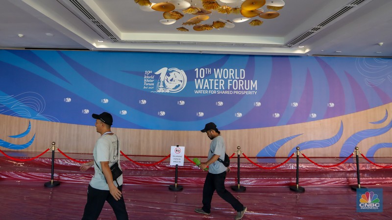 Sejumlah pekerja menyelesaikan pengerjaan dekorasi untuk kegiatan World Water Forum (WWF) ke-10 di Bali International Convention Center (BICC), ITDC, Nusa Dua, Badung, Bali, Jumat (17/5/2024). Sejumlah pekerja menyelesaikan pengerjaan dekorasi untuk kegiatan World Water Forum (WWF) ke-10 di Bali International Convention Center (BICC), ITDC, Nusa Dua, Badung, Bali, Jumat (17/5/2024). (CNBC Indonesia/Faisal Rahman)