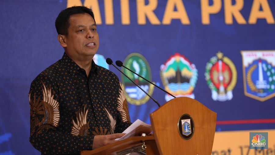 Sekretaris Daerah Provinsi DKI Jakarta, Joko Agus Setyono saat memberikan sambutan sekaligus pembukaan rapat kerja Forum Kerja Sama Daerah Mitra Praja Utama 2024 di Hotel Borobudur, Jakarta, Jumat (17/5/2024). (CNBC Indonesia/Tri Susilo)