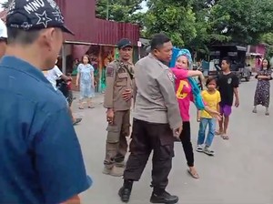 Aksi Emak-emak Ngamuk-Tampar Polisi Berujung Diamankan