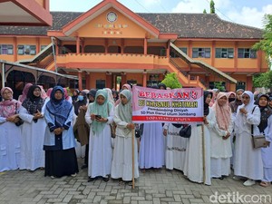 Ratusan Guru Jombang Protes Rekannya Jadi Tersangka Rusaknya Mata Anak Polisi