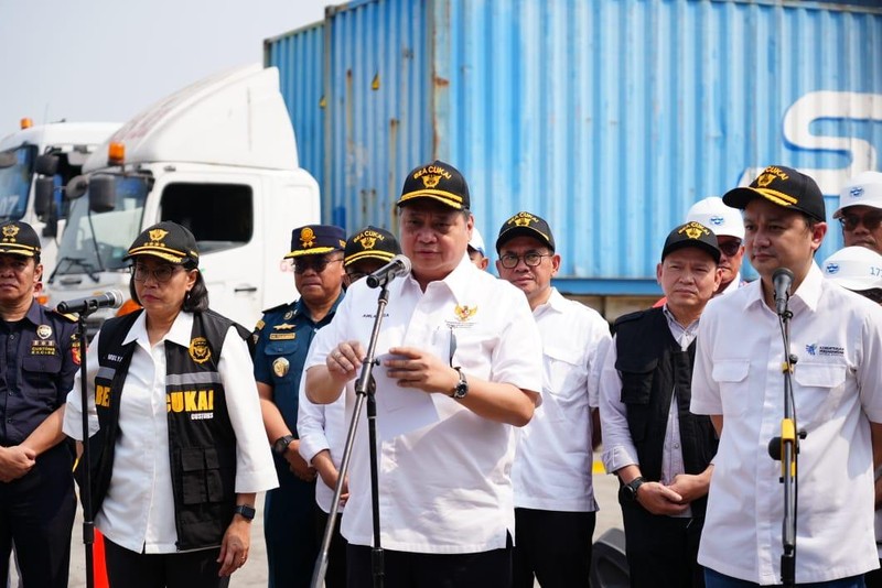 JICT Menteri Koordinator Bidang Perekonomian, Airlangga Hartarto didampingi Menteri Keuangan, Sri Mulyani dan Wakil Menteri Perdagangan, Jerry Sambuaga dalam konferensi pers Sosialisasi Permendag 8/2024 dan Peninjauan terkait Pengaturan Kembali Kebijakan Lartas Barang Impor di Jakarta International Container Terminal (JICT) Tanjung Priok, Sabtu, 18/5. (Dok Kemnko Perekonomian)