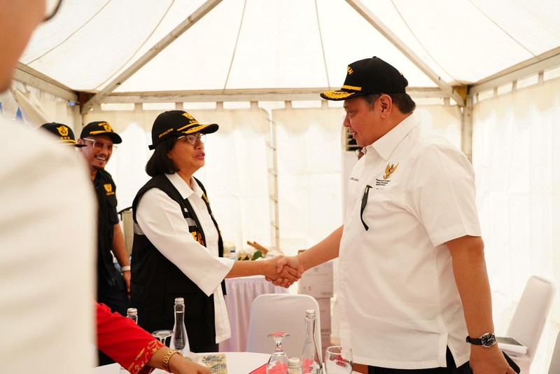 JICT Menteri Koordinator Bidang Perekonomian, Airlangga Hartarto didampingi Menteri Keuangan, Sri Mulyani dan Wakil Menteri Perdagangan, Jerry Sambuaga dalam konferensi pers Sosialisasi Permendag 8/2024 dan Peninjauan terkait Pengaturan Kembali Kebijakan Lartas Barang Impor di Jakarta International Container Terminal (JICT) Tanjung Priok, Sabtu, 18/5. (Dok Kemnko Perekonomian)