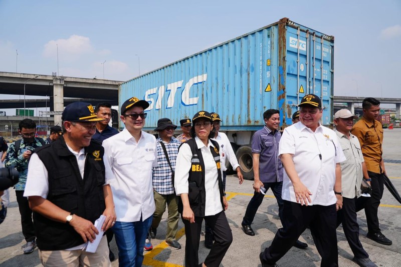 JICT Menteri Koordinator Bidang Perekonomian, Airlangga Hartarto didampingi Menteri Keuangan, Sri Mulyani dan Wakil Menteri Perdagangan, Jerry Sambuaga dalam konferensi pers Sosialisasi Permendag 8/2024 dan Peninjauan terkait Pengaturan Kembali Kebijakan Lartas Barang Impor di Jakarta International Container Terminal (JICT) Tanjung Priok, Sabtu, 18/5. (Dok Kemnko Perekonomian)