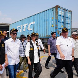 Ribuan Kontainer di Priok & Tanjung Perak Akhirnya Bisa Keluar