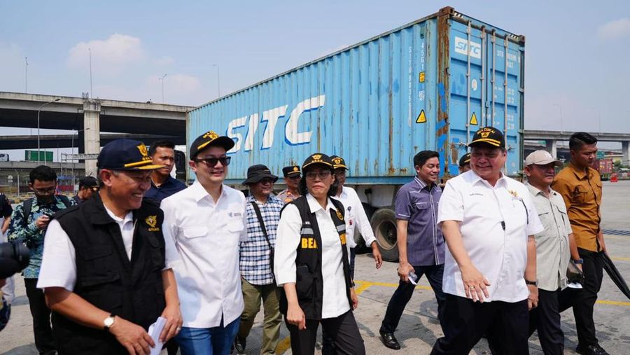 Menteri Koordinator Bidang Perekonomian, Airlangga Hartarto didampingi Menteri Keuangan, Sri Mulyani dan Wakil Menteri Perdagangan, Jerry Sambuaga dalam konferensi pers Sosialisasi Permendag 8/2024 dan Peninjauan terkait Pengaturan Kembali Kebijakan Lartas Barang Impor di Jakarta International Container Terminal (JICT) Tanjung Priok, Sabtu, 18/5. (Dok Kemnko Perekonomian)