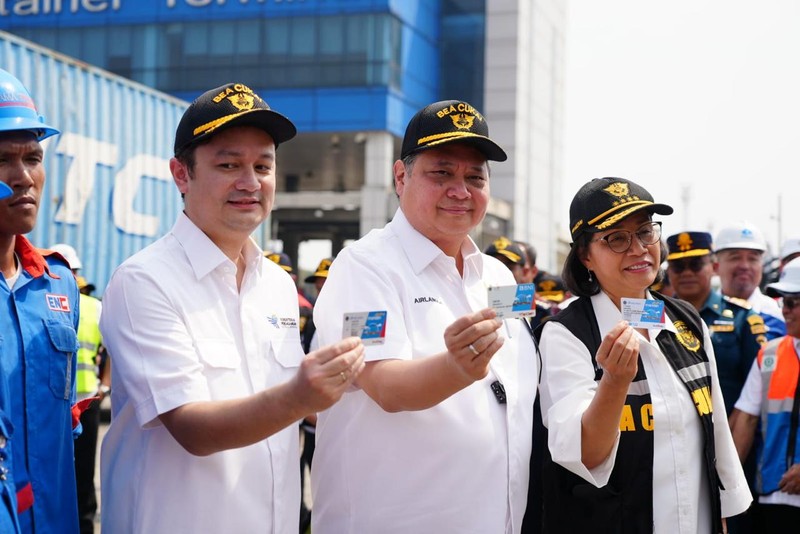 JICT Menteri Koordinator Bidang Perekonomian, Airlangga Hartarto didampingi Menteri Keuangan, Sri Mulyani dan Wakil Menteri Perdagangan, Jerry Sambuaga dalam konferensi pers Sosialisasi Permendag 8/2024 dan Peninjauan terkait Pengaturan Kembali Kebijakan Lartas Barang Impor di Jakarta International Container Terminal (JICT) Tanjung Priok, Sabtu, 18/5. (Dok Kemnko Perekonomian)