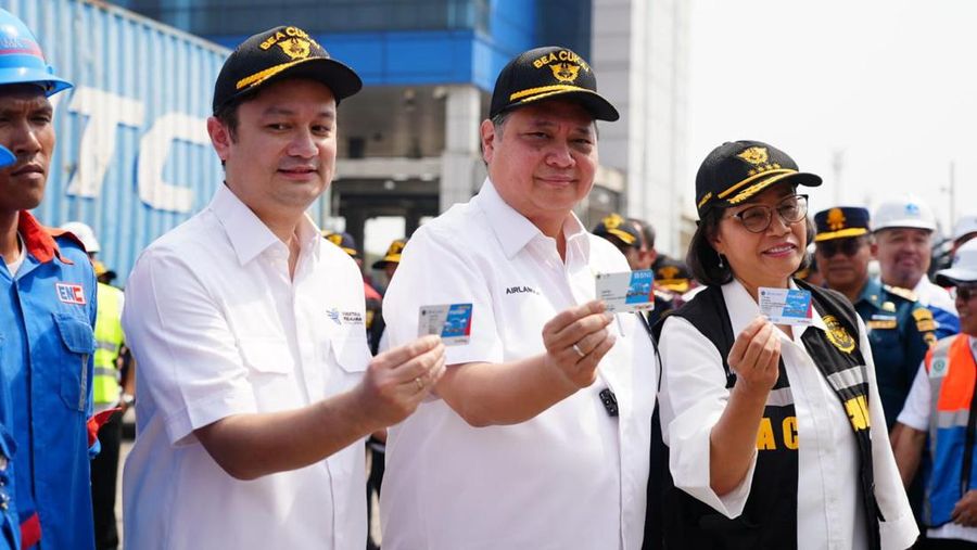 Menteri Koordinator Bidang Perekonomian, Airlangga Hartarto didampingi Menteri Keuangan, Sri Mulyani dan Wakil Menteri Perdagangan, Jerry Sambuaga dalam konferensi pers Sosialisasi Permendag 8/2024 dan Peninjauan terkait Pengaturan Kembali Kebijakan Lartas Barang Impor di  Jakarta International Container Terminal (JICT) Tanjung Priok, Sabtu, 18/5. (Dok Kemnko Perekonomian)