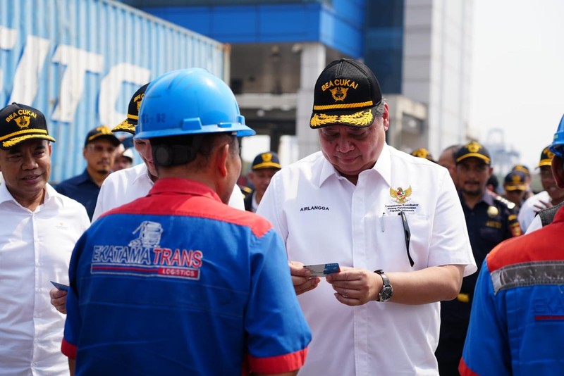 Menteri Koordinator Bidang Perekonomian, Airlangga Hartarto didampingi Menteri Keuangan, Sri Mulyani dan Wakil Menteri Perdagangan, Jerry Sambuaga dalam konferensi pers Sosialisasi Permendag 8/2024 dan Peninjauan terkait Pengaturan Kembali Kebijakan Lartas Barang Impor di  Jakarta International Container Terminal (JICT) Tanjung Priok, Sabtu, 18/5. (Dok Kemnko Perekonomian)