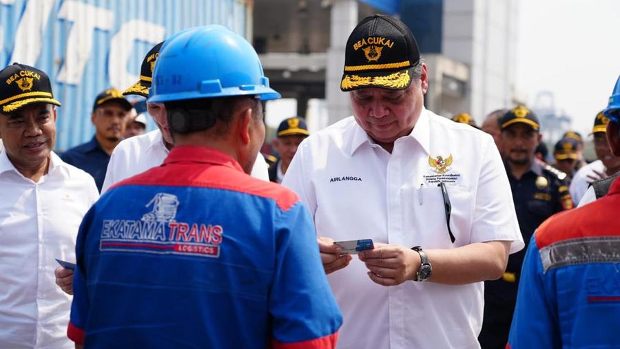 Menteri Koordinator Bidang Perekonomian, Airlangga Hartarto didampingi Menteri Keuangan, Sri Mulyani dan Wakil Menteri Perdagangan, Jerry Sambuaga dalam konferensi pers Sosialisasi Permendag 8/2024 dan Peninjauan terkait Pengaturan Kembali Kebijakan Lartas Barang Impor di  Jakarta International Container Terminal (JICT) Tanjung Priok, Sabtu, 18/5. (Dok Kemnko Perekonomian)