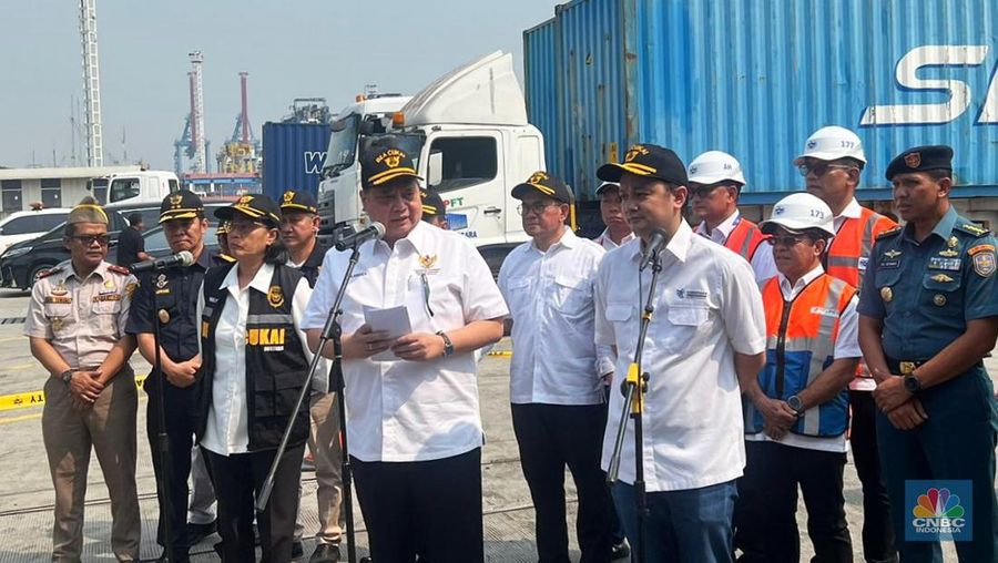 Menteri Koordinator Bidang Perekonomian, Airlangga Hartarto didampingi Menteri Keuangan, Sri Mulyani dan Wakil Menteri Perdagangan, Jerry Sambuaga dalam konferensi pers Sosialisasi Permendag 8/2024 dan Peninjauan terkait Pengaturan Kembali Kebijakan Lartas Barang Impor di  Jakarta International Container Terminal (JICT) Tanjung Priok, Sabtu, 18/5. (CNBC Indonesia/Lynda Hasibuan)