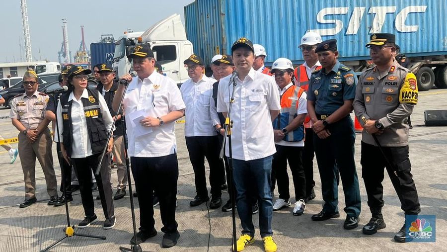 Menteri Koordinator Bidang Perekonomian, Airlangga Hartarto didampingi Menteri Keuangan, Sri Mulyani dan Wakil Menteri Perdagangan, Jerry Sambuaga dalam konferensi pers Sosialisasi Permendag 8/2024 dan Peninjauan terkait Pengaturan Kembali Kebijakan Lartas Barang Impor di Jakarta International Container Terminal (JICT) Tanjung Priok, Sabtu, 18/5. (²©²ÊÍøÕ¾/Lynda Hasibuan)