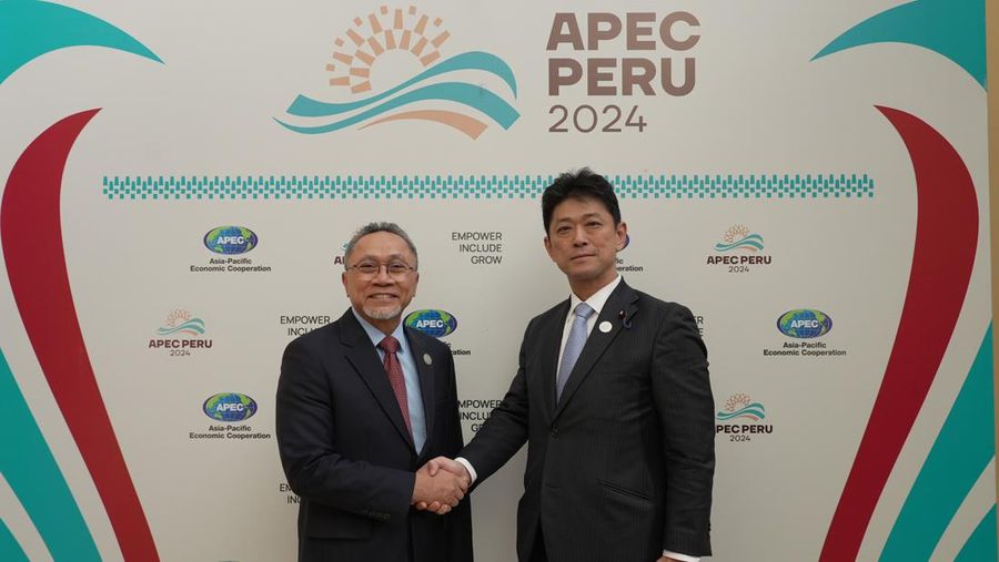 Mendag Zulkifli Hasan saat pertemuan bilateral dengan Wakil Menteri Parlemen untuk Urusan Luar Negeri Jepang, Komura Masahiro di forum APEC 2024, Peru, Jumat (17/5/2024). (Dok Kemendag)