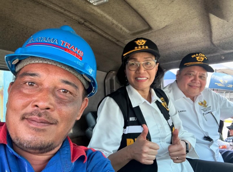 Menteri Koordinator Bidang Perekonomian, Airlangga Hartarto didampingi Menteri Keuangan, Sri Mulyani dan Wakil Menteri Perdagangan, Jerry Sambuaga dalam konferensi pers Sosialisasi Permendag 8/2024 dan Peninjauan terkait Pengaturan Kembali Kebijakan Lartas Barang Impor di  Jakarta International Container Terminal (JICT) Tanjung Priok, Sabtu, 18/5. (Dok Kemnko Perekonomian)