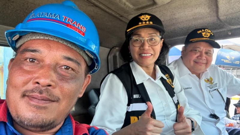 Menteri Koordinator Bidang Perekonomian, Airlangga Hartarto didampingi Menteri Keuangan, Sri Mulyani dan Wakil Menteri Perdagangan, Jerry Sambuaga dalam konferensi pers Sosialisasi Permendag 8/2024 dan Peninjauan terkait Pengaturan Kembali Kebijakan Lartas Barang Impor di  Jakarta International Container Terminal (JICT) Tanjung Priok, Sabtu, 18/5. (Dok Kemnko Perekonomian)