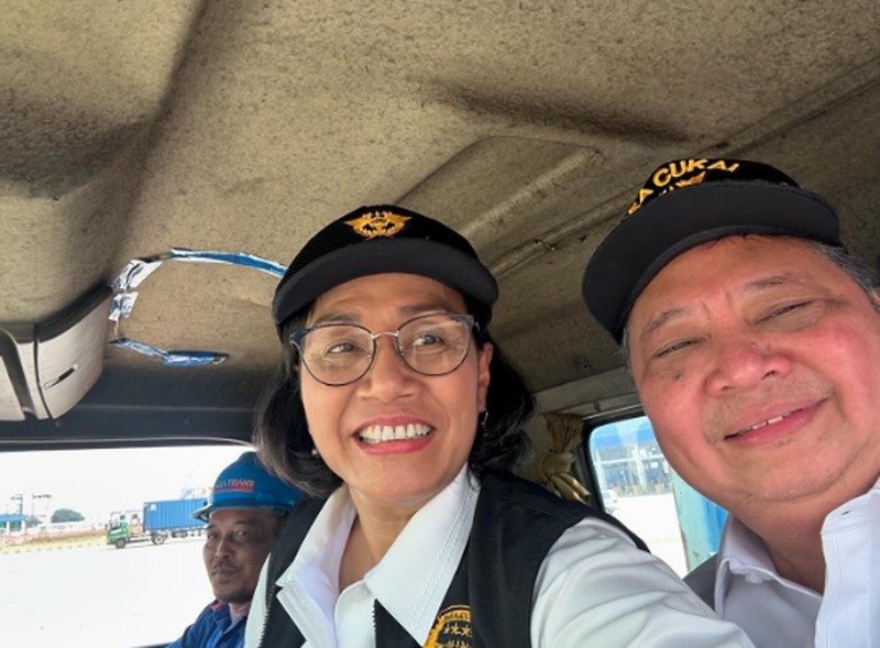 Menteri Koordinator Bidang Perekonomian, Airlangga Hartarto didampingi Menteri Keuangan, Sri Mulyani dan Wakil Menteri Perdagangan, Jerry Sambuaga dalam konferensi pers Sosialisasi Permendag 8/2024 dan Peninjauan terkait Pengaturan Kembali Kebijakan Lartas Barang Impor di  Jakarta International Container Terminal (JICT) Tanjung Priok, Sabtu, 18/5. (Dok Kemnko Perekonomian)