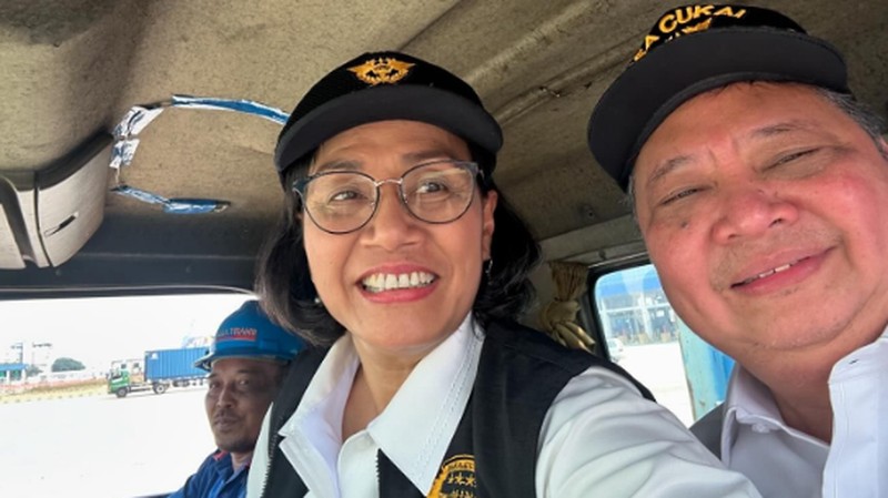 Menteri Koordinator Bidang Perekonomian, Airlangga Hartarto didampingi Menteri Keuangan, Sri Mulyani dan Wakil Menteri Perdagangan, Jerry Sambuaga dalam konferensi pers Sosialisasi Permendag 8/2024 dan Peninjauan terkait Pengaturan Kembali Kebijakan Lartas Barang Impor di  Jakarta International Container Terminal (JICT) Tanjung Priok, Sabtu, 18/5. (Dok Kemnko Perekonomian)