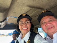 Aksi Sri Mulyani-Airlangga Naik Truk Kontainer: 