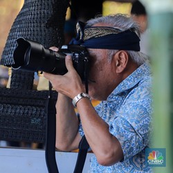 Aksi Menteri Basuki Jadi Fotografer-Pakai Udeng di World Water Forum