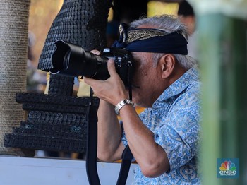 Aksi Menteri Basuki Jadi Fotografer-Pakai Udeng di World Water Forum